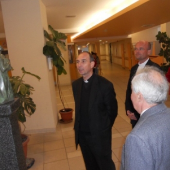 Udvardy György megyéspüspök a városi kórházban 2011.10.18.
