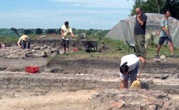 Folytatódik az ásatás a Gólyavár környékén