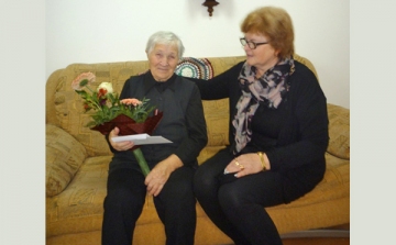 Csapó Gyuláné polgármester köszöntötte a 90 éves Margit nénit