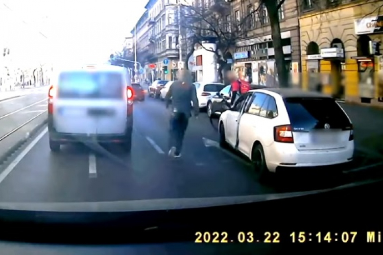 Rátámadt a biciklisre az autós, videó alapján kapták el