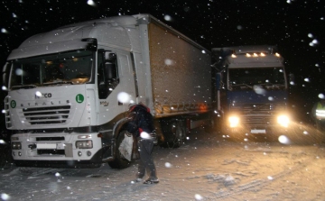 Havazás - Kamionok, személyautók akadnak el Veszprémnél a 8-as úton