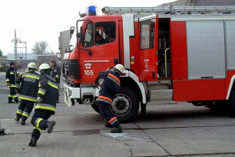 Egy kamion fülkéje gyulladt ki és két személyautó ütközött Dombóváron