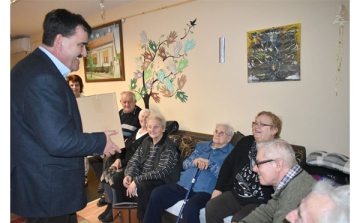 Tartós élelmiszer csomagot kaptak a 80 év felettiek