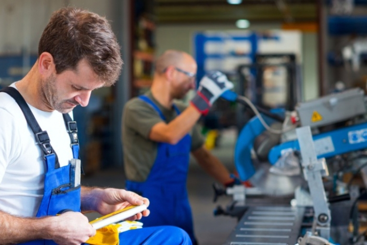 A második negyedévben 103 ezerrel dolgoztak kevesebben, mint egy évvel ezelőtt